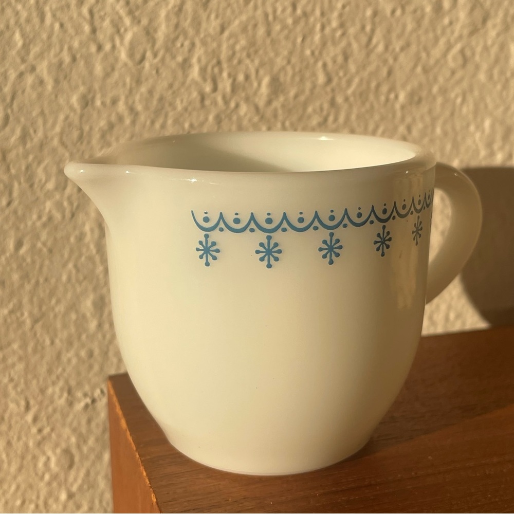 Vintage pyrex milk glass snowflake blue mini creamer